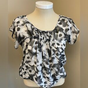 Rw&co black/white floral printed short sleeve blouse top women’s size Small